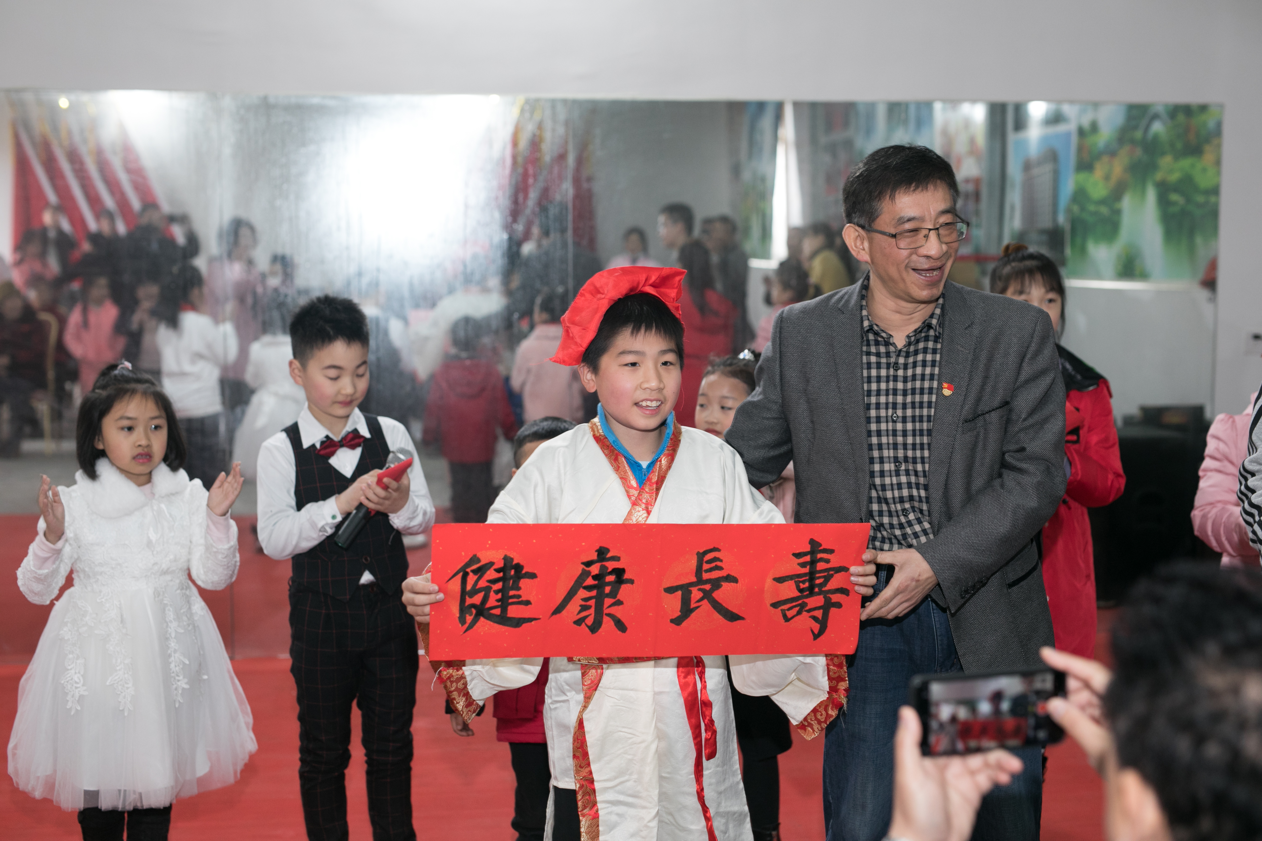 大小志愿者给老人送上祝福。