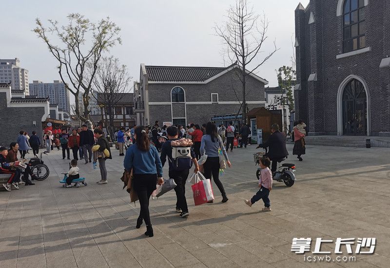 洋湖水街项目负责人表示，照片上这个骑车的人是该公司员工，他在园区内骑车属于个人行为，不属于骑车巡逻。  长沙晚报全媒体记者 刘树源 摄