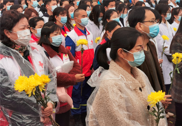 300多人手持鲜花,共同致敬、缅怀遗体和人体器官捐献者。长沙晚报通讯员 杨帆 摄 300多人手持鲜花,共同致敬、缅怀遗体和人体器官捐献者。长沙晚报通讯员 杨帆 摄