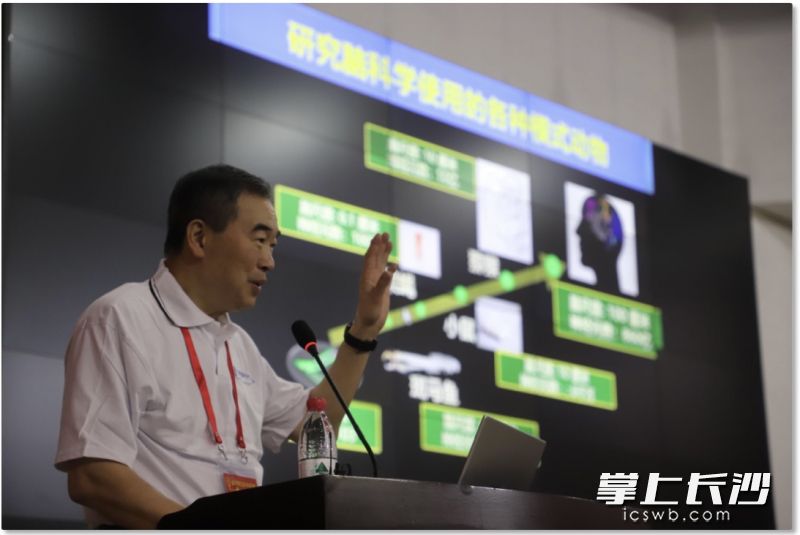 蒲慕明主讲开营讲座《大脑的可塑性》。均为通讯员供图