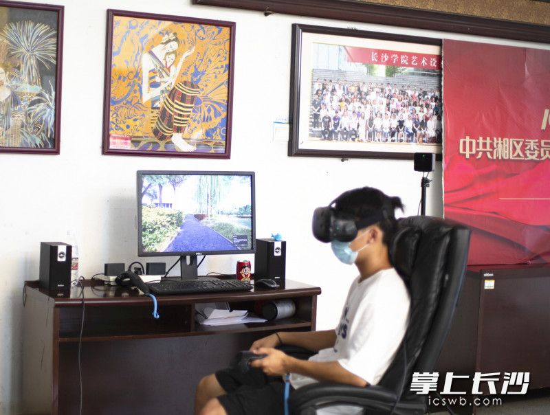 大一新生正在进行体验。全媒体记者 刘俊 摄 大一新生正在进行体验。全媒体记者 刘俊 摄
