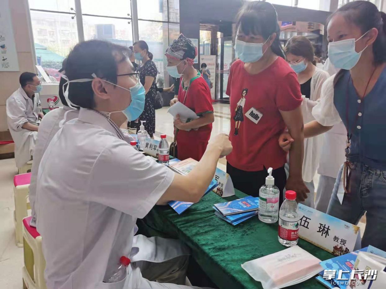 李亚军医师正在为群众义诊。  长沙晚报全媒体记者 朱炎皇 摄