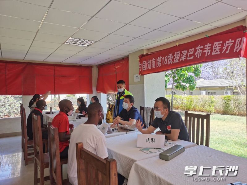医疗队在为当地员工义诊。医疗队 供图