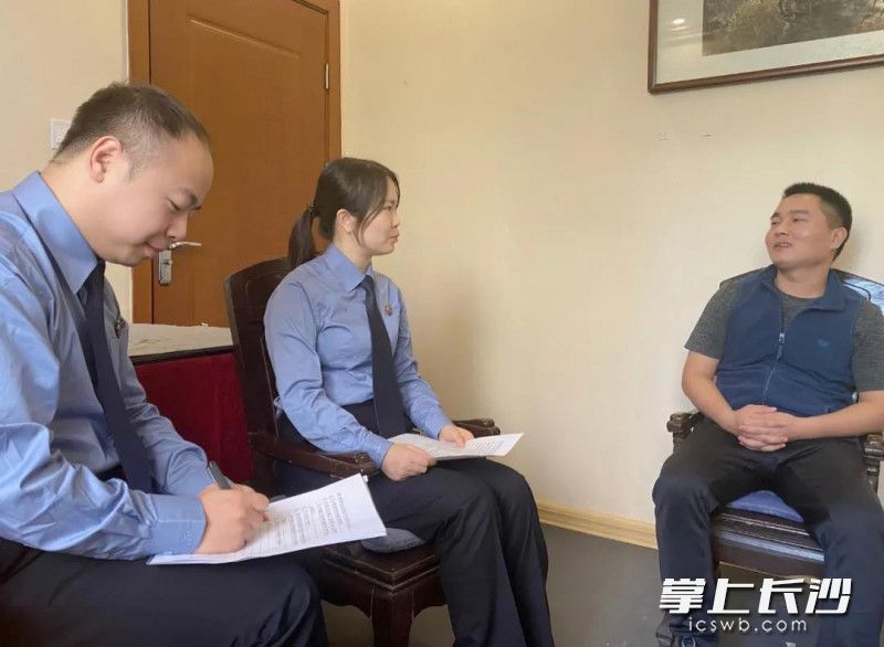 承办检察官向张某了解案件事实、确认笔录。通讯员 供图