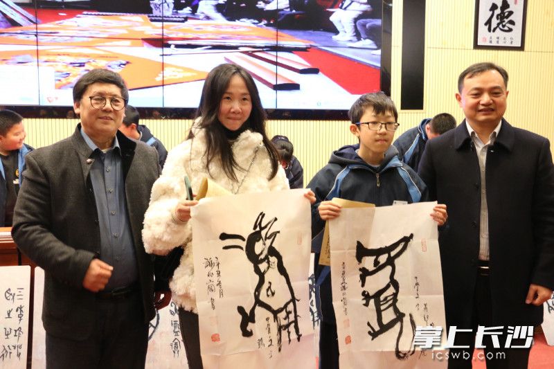 谢兆岗(左一)和长雅中学校长许庆丰(右一)为学生和家长送去了甲骨文书法作品。 谢兆岗(左一)和长雅中学校长许庆丰(右一)为学生和家长送去了甲骨文书法作品。