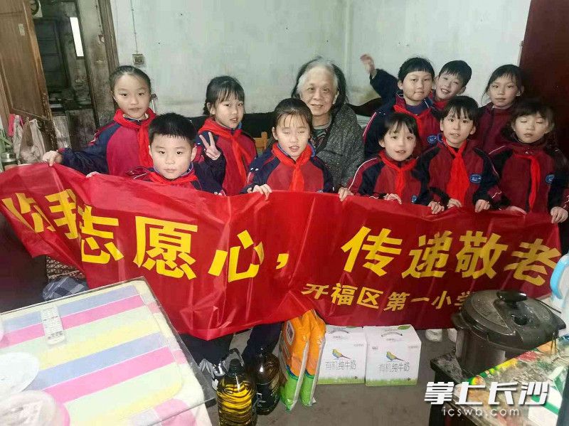 送祝福行动让困难老人感受到亲情和温暖。通讯员 左文娟 摄