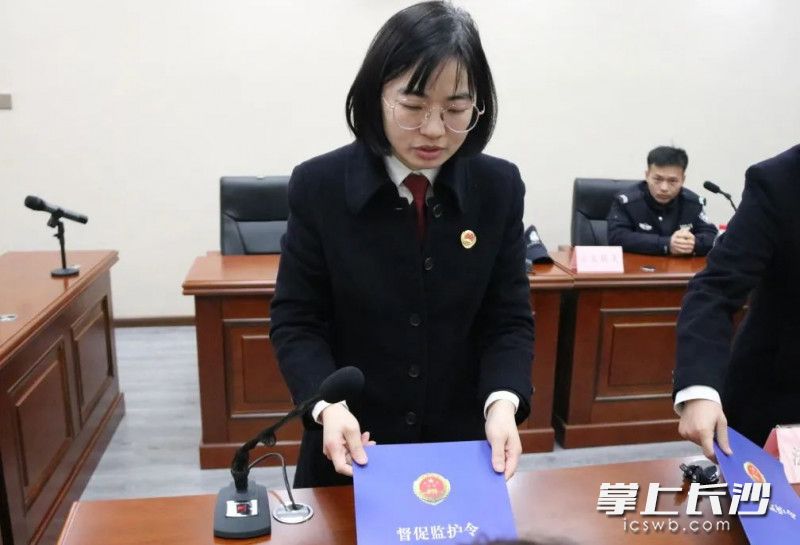 家长在教育过程中存在失职,检察院送达了《督促监护令》。通讯员 供图 家长在教育过程中存在失职,检察院送达了《督促监护令》。通讯员 供图