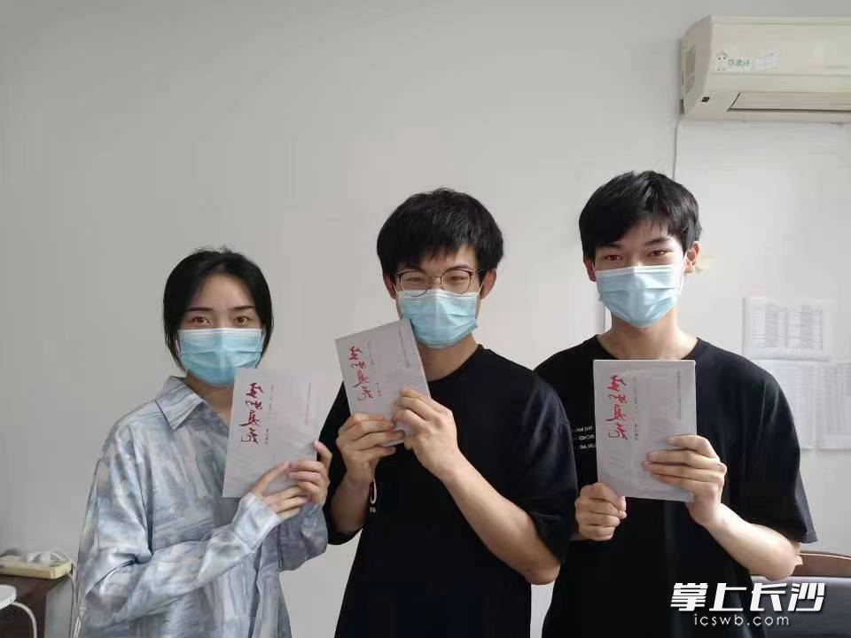 长沙理工大学文学与新闻学院学生展示自己收到的《生如夏花》一书。均为长沙晚报通讯员 文新 供图