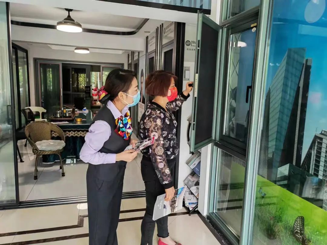 长沙银行业务人员走访湖南融德劲邦商贸有限公司。 长沙银行业务人员走访湖南融德劲邦商贸有限公司。
