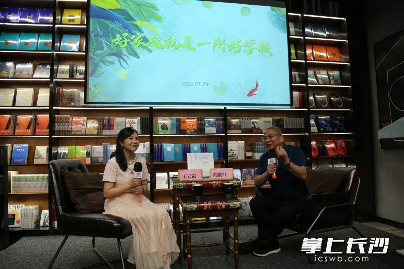 王云霞（左）与黄耀红展开对谈。