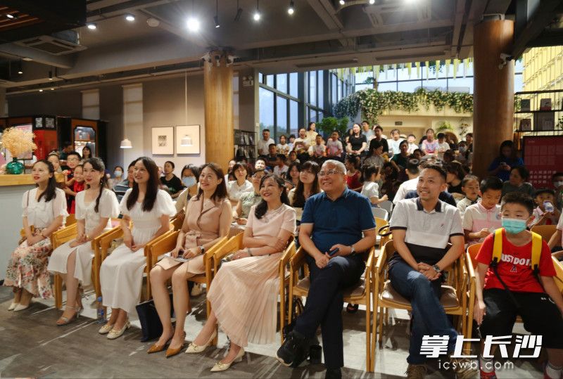 “双减”背景下的家校共育——暑期亲子共读主题沙龙举行。均为长沙晚报通讯员 宋晓昀 摄