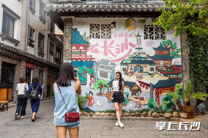 10月4日，丰盈西里，两名女士在长沙文化墙前拍照。长沙晚报全媒体记者 董阳 摄