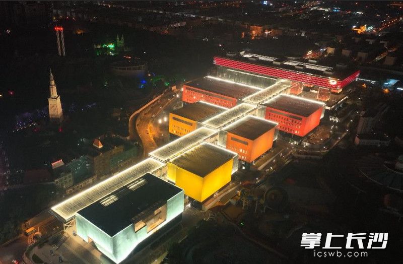 夜幕下的“七彩盒子”。 夜幕下的“七彩盒子”。