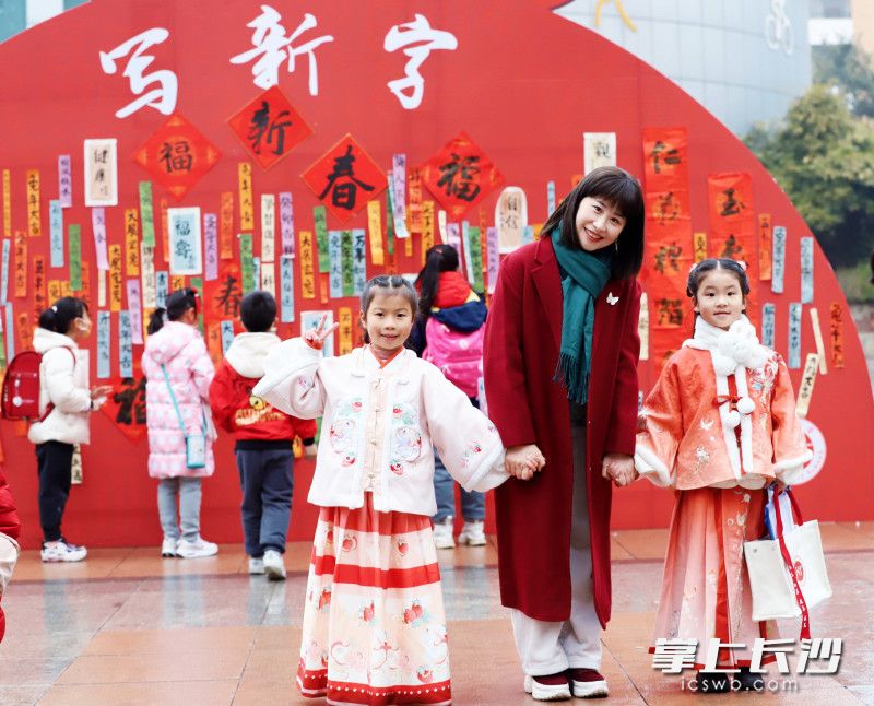 在灯笼上写上祝福,迎接春天。 在灯笼上写上祝福,迎接春天。