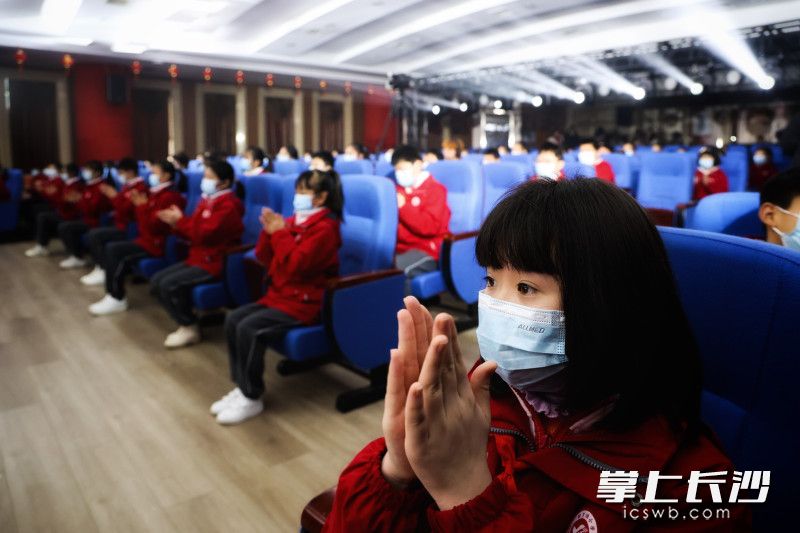 砂子塘小学的孩子们认真地观看着开学第一课。 砂子塘小学的孩子们认真地观看着开学第一课。