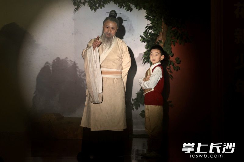 “10后”学子遇见“60后”孔子,雨花少年新解“仁义礼智信”。 “10后”学子遇见“60后”孔子,雨花少年新解“仁义礼智信”。