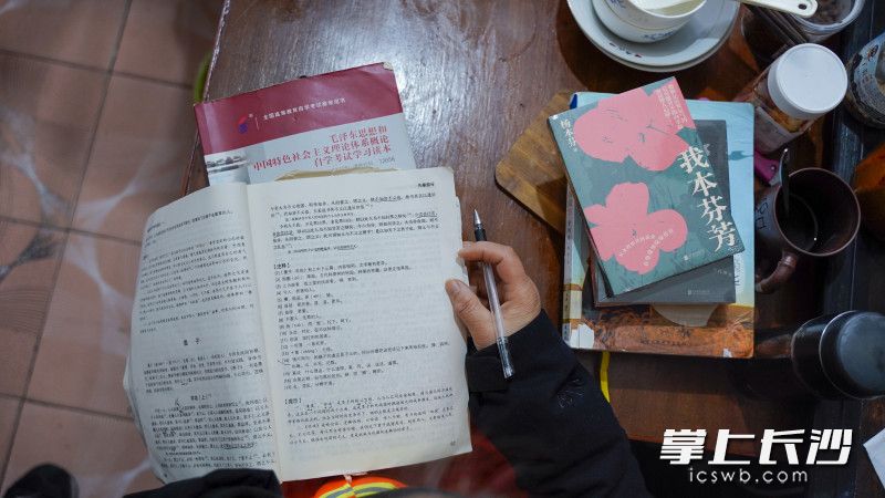 除了复习一些必考的科目外，她还坚持阅读其他书籍。