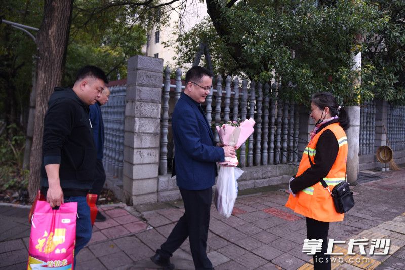 岳麓区市容环境卫生维护中心负责人为环卫工人黄新生送上礼物和慰问品。均为长沙晚报全媒体记者 刘琦 摄 岳麓区市容环境卫生维护中心负责人为环卫工人黄新生送上礼物和慰问品。均为长沙晚报全媒体记者 刘琦 摄