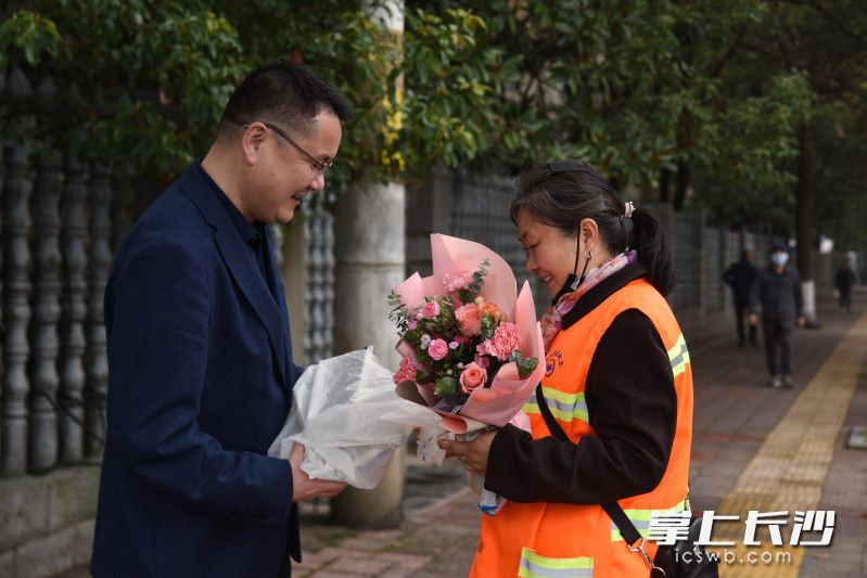 手捧鲜花,黄新生十分开心。 手捧鲜花,黄新生十分开心。