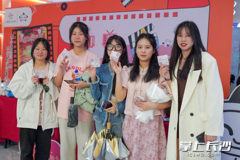 在潇湘青春影城印象城店，来自衡阳的蒙海珊和她的闺蜜们正在在向镜头展示《长沙夜生活》的票根。长沙晚报全媒体记者 刘晓敏 摄