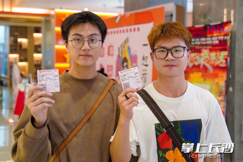 长沙本地的大学生姜谢宇漩和孙之澍也是《长沙夜生活》的铁杆粉丝。 长沙晚报全媒体记者 刘晓敏 摄