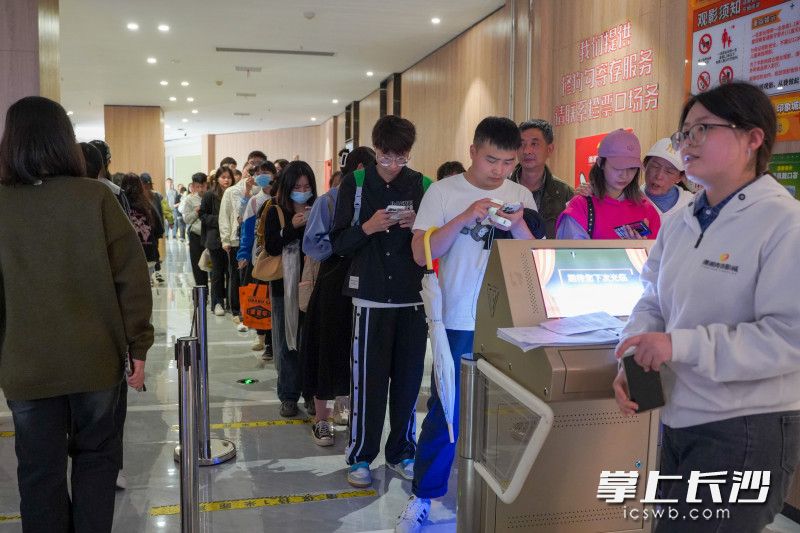 观众正在排队入场。长沙晚报全媒体记者 刘晓敏 摄