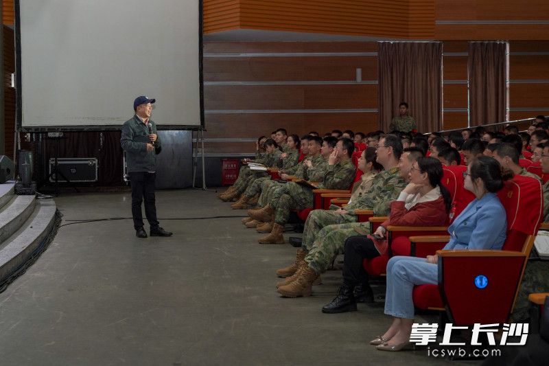 吴大兴教授为学员们做心理健康知识讲座。均为长沙晚报全媒体记者 刘晓敏 摄