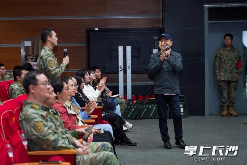 吴大兴与学员互动。