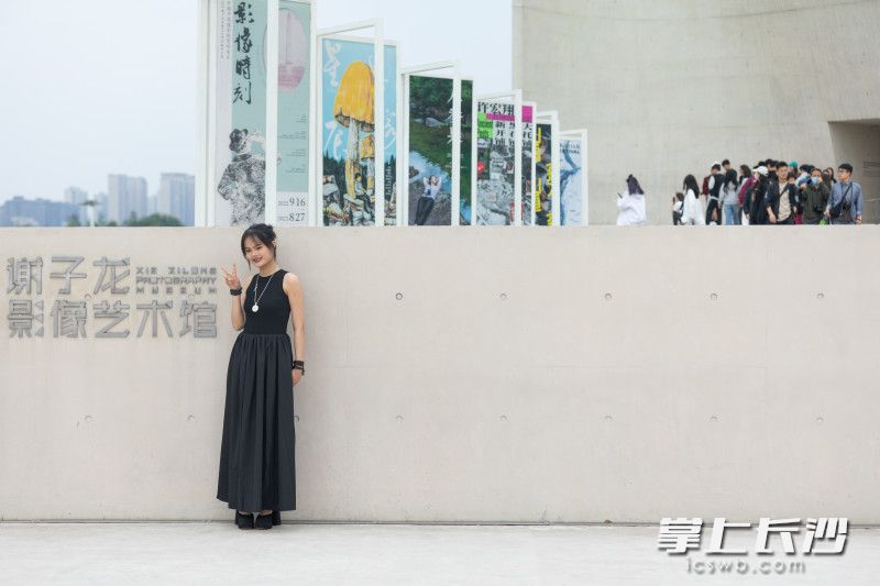 “五一”假期后的首个周末，洋湖湿地公园谢子龙影像艺术馆附近依然有许多游客来此拍照游玩。均为长沙晚报全媒体记者 董阳 摄