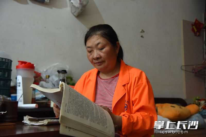 5月28日上午,短暂的休息间隙,黄新生在小出租屋内看起了书。长沙晚报全媒体记者 刘琦 摄 5月28日上午,短暂的休息间隙,黄新生在小出租屋内看起了书。长沙晚报全媒体记者 刘琦 摄