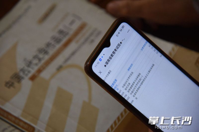 黄新生参加高等教育自学考试,已通过5科,距离大学梦又接近了一步。长沙晚报全媒体记者 刘琦 摄 黄新生参加高等教育自学考试,已通过5科,距离大学梦又接近了一步。长沙晚报全媒体记者 刘琦 摄