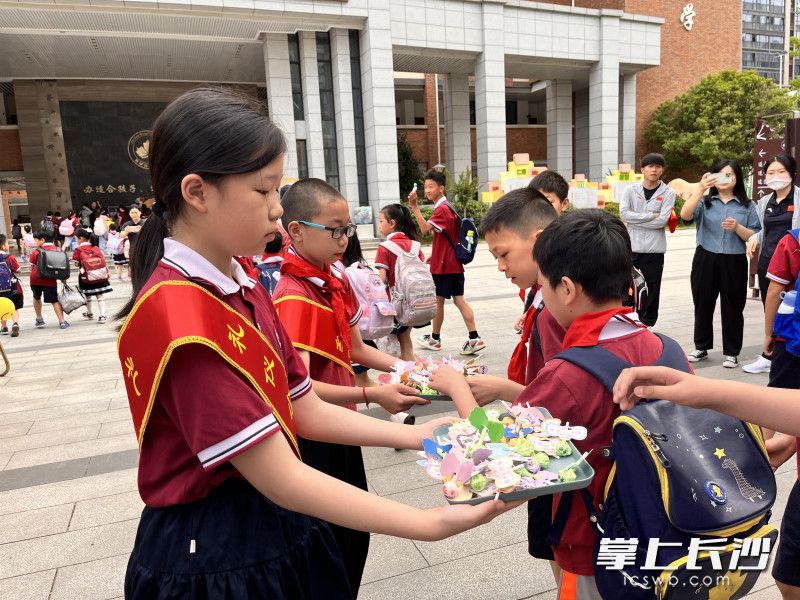 送上棒棒糖小礼物。均为长沙晚报通讯员丁敏窈 曾璐 摄 送上棒棒糖小礼物。均为长沙晚报通讯员丁敏窈 曾璐 摄