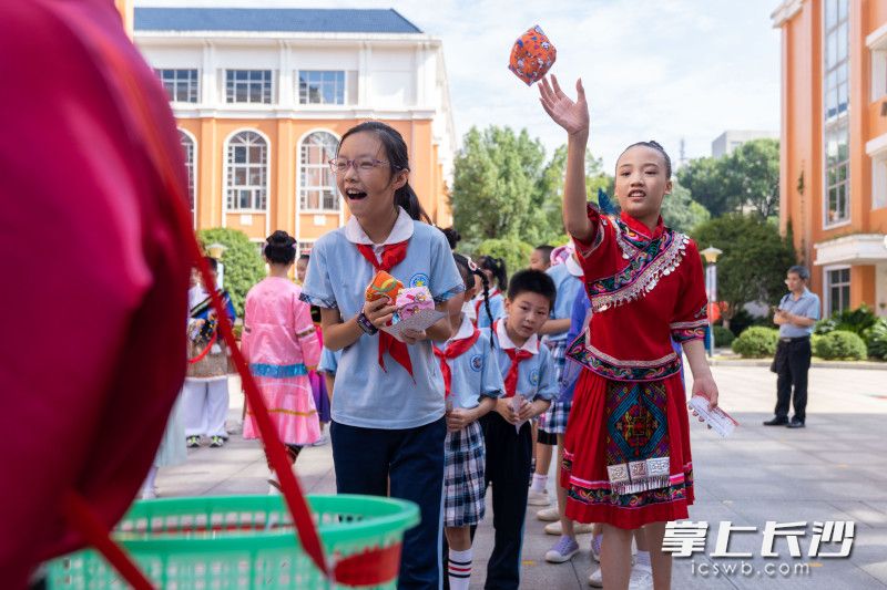 同学们在玩高山族的背篓投球游戏。 同学们在玩高山族的背篓投球游戏。