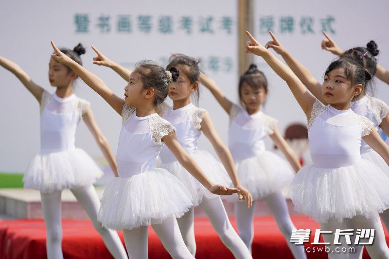 9月4日上午,开福区清水塘前进小学举行了隆重的开学典礼。均为长沙晚报全媒体记者 冯启阳 摄 9月4日上午,开福区清水塘前进小学举行了隆重的开学典礼。均为长沙晚报全媒体记者 冯启阳 摄