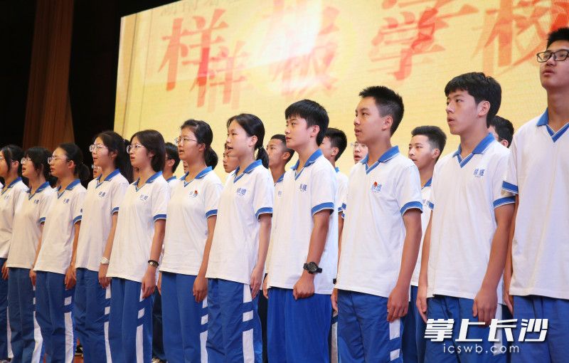 学生们齐唱校歌 学生们齐唱校歌