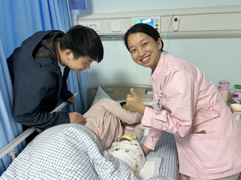 10月1日00：36，长沙市第四医院滨水新城院区迎来了第一个“国庆宝宝”。长沙晚报通讯员 纪娜 供图