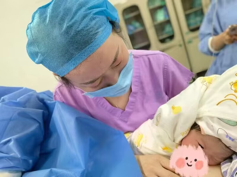 中南大学湘雅二医院助产士孙珍抱着刚刚出生的新生儿。长沙晚报通讯员 刘瑾钰 供图