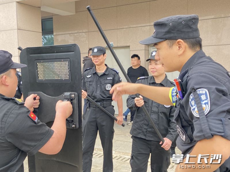 特警队员讲解防暴器械使用技能知识。 特警队员讲解防暴器械使用技能知识。