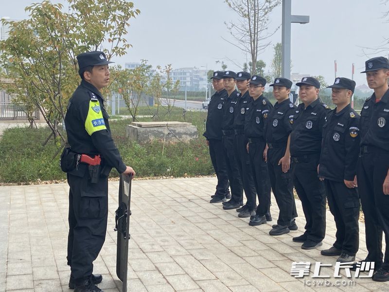 特警队员前往医院送教,给医院保安讲解防暴器械使用技能知识。 均为特巡警支队供图 特警队员前往医院送教,给医院保安讲解防暴器械使用技能知识。 均为特巡警支队供图