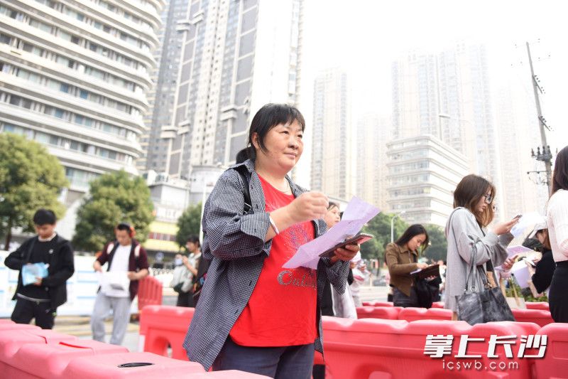 10月29日下午,环卫工人黄新生走进高等教育自学考试考场。长沙晚报全媒体记者 刘琦 摄 10月29日下午,环卫工人黄新生走进高等教育自学考试考场。长沙晚报全媒体记者 刘琦 摄