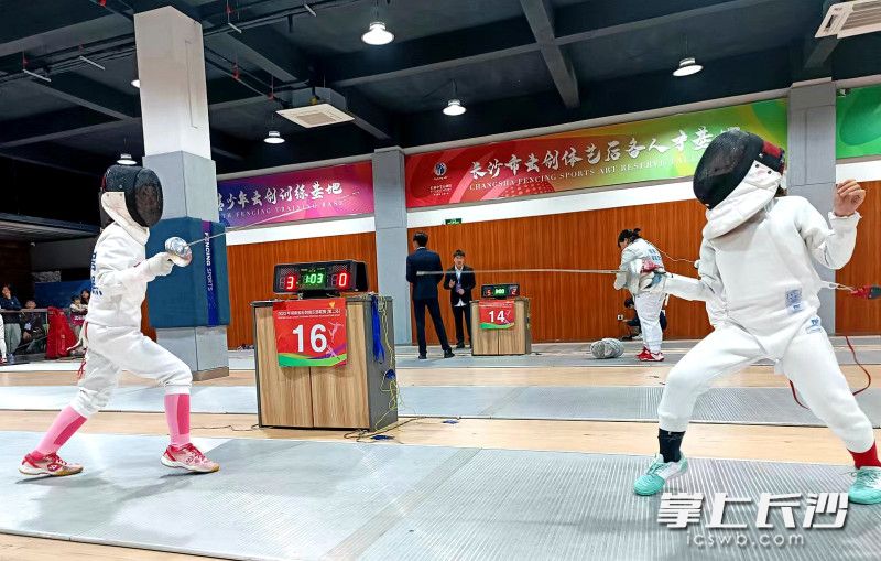 今日,2023年湖南省击剑俱乐部联赛(第二站)在湖南省青少年击剑训练基地、 长沙市体艺人才后备基地长沙市长雅中学体育馆举行。均为长沙晚报全媒体记者 贺文兵 摄 今日,2023年湖南省击剑俱乐部联赛(第二站)在湖南省青少年击剑训练基地、 长沙市体艺人才后备基地长沙市长雅中学体育馆举行。均为长沙晚报全媒体记者 贺文兵 摄