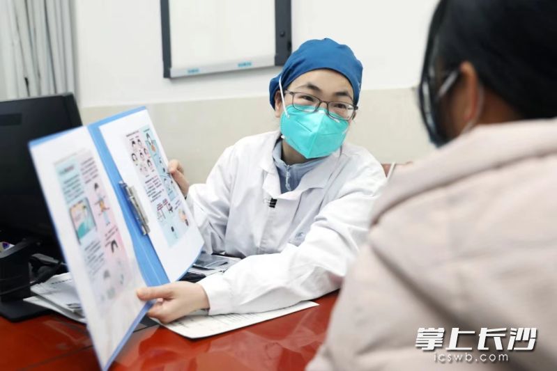 湖南省胸科医院的专家教年轻的宝妈呼吸道传染病高发期如何做好保健措施,增强孩子的免疫力。 医院供图 湖南省胸科医院的专家教年轻的宝妈呼吸道传染病高发期如何做好保健措施,增强孩子的免疫力。 医院供图
