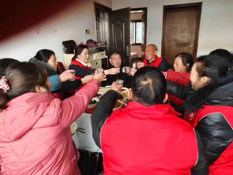 温馨的小年饭。长沙晚报通讯员 陈利娟 摄