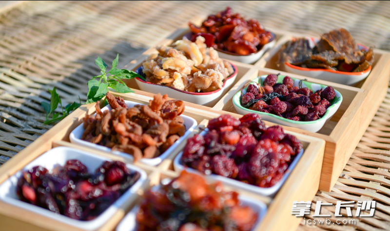 各种各样的山货令人食指大动。 各种各样的山货令人食指大动。