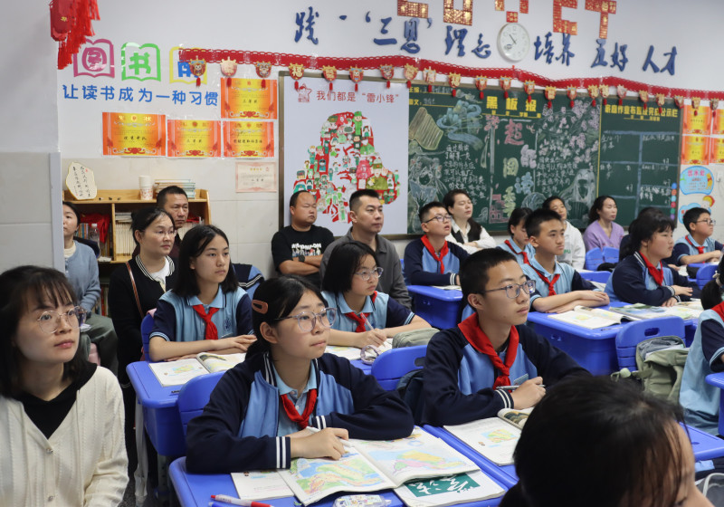 家长们走进教室，和孩子同上一节课。