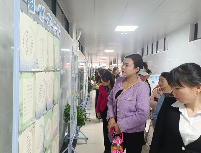 家长们正在参观学生的作品展。