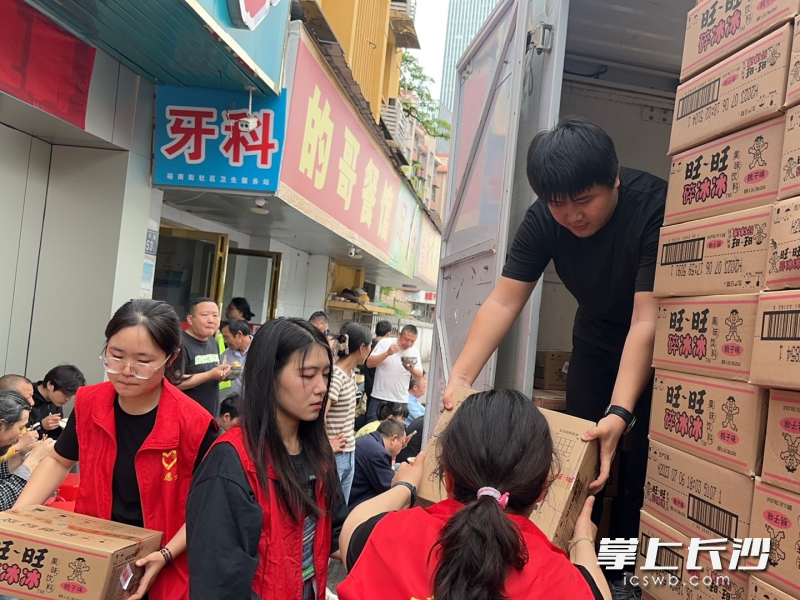 志愿者忙碌地分发物资,确保每份爱心都能准确送达。长沙晚报全媒体记者颜家文 摄 志愿者忙碌地分发物资,确保每份爱心都能准确送达。长沙晚报全媒体记者颜家文 摄
