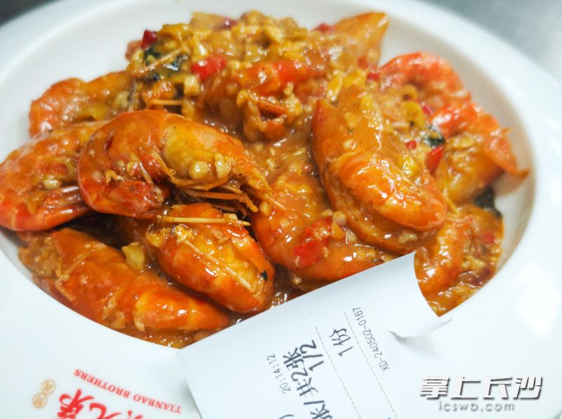 天宝兄弟出品的罗小宝受到游客的青睐。  长沙晚报全媒体记者 邹麟 摄
