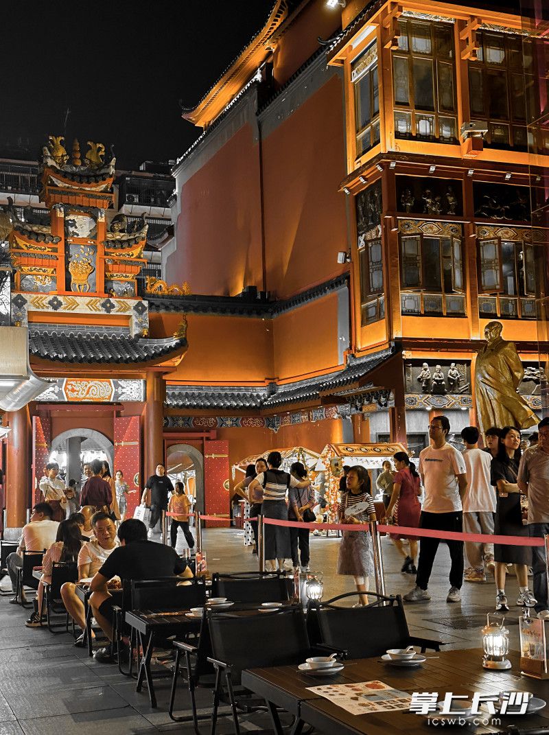 火宫殿开启了室外的夜宵模式。   长沙晚报全媒体记者 邹麟 通讯员 龙维 摄