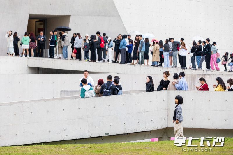 长沙洋湖“五一”假期人气旺。  均为长沙晚报全媒体记者董阳摄